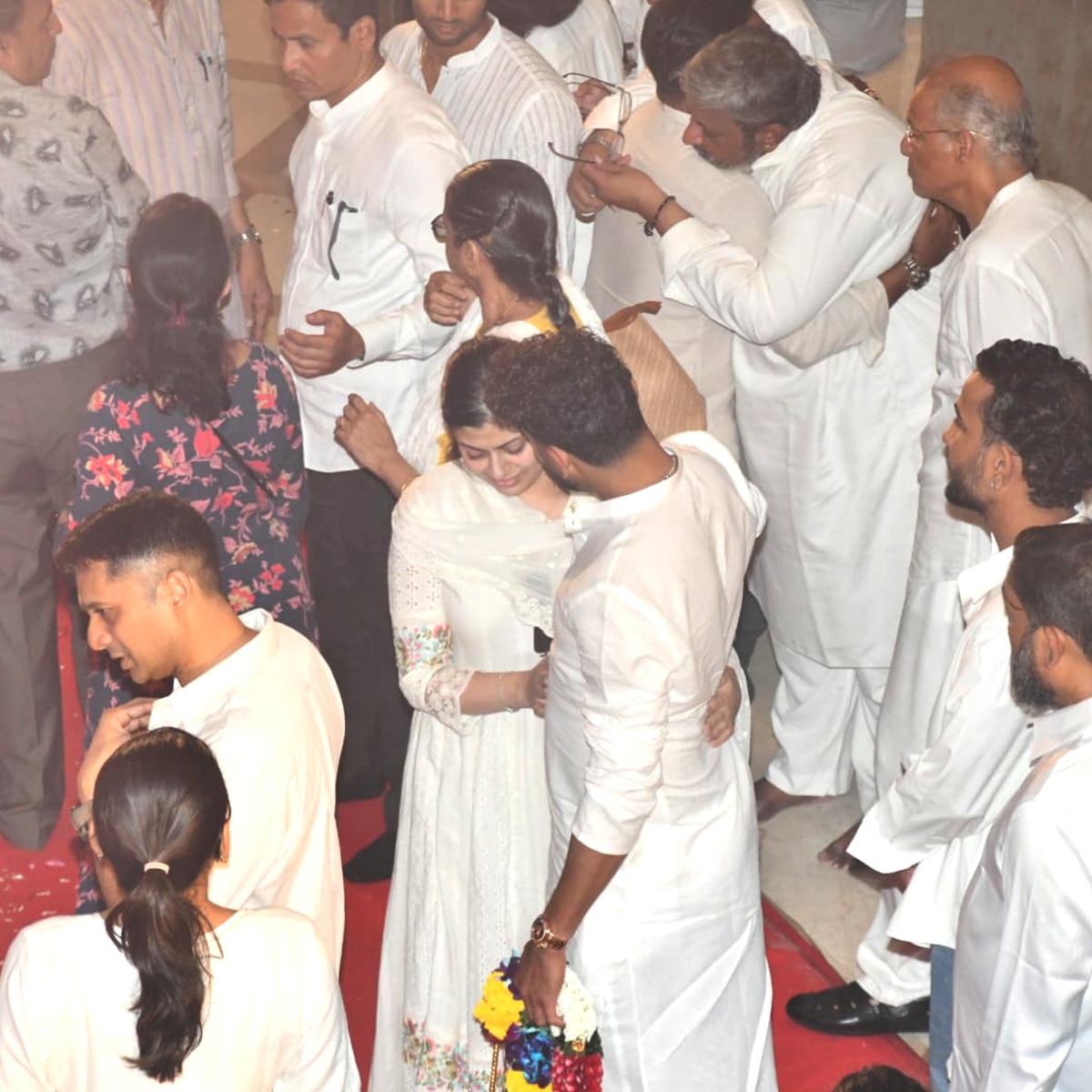 क्रिकेटर सिराज के गले लगकर रोईं आशा भोसले की पोती