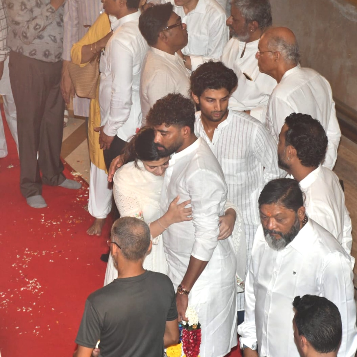 क्रिकेटर सिराज के गले लगकर रोईं आशा भोसले की पोती