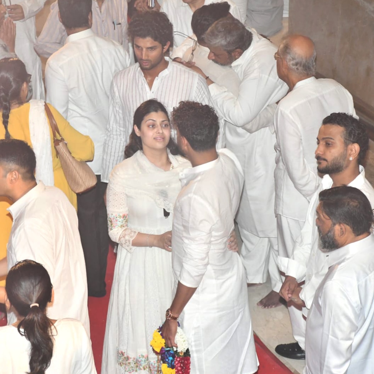 क्रिकेटर सिराज के गले लगकर रोईं आशा भोसले की पोती