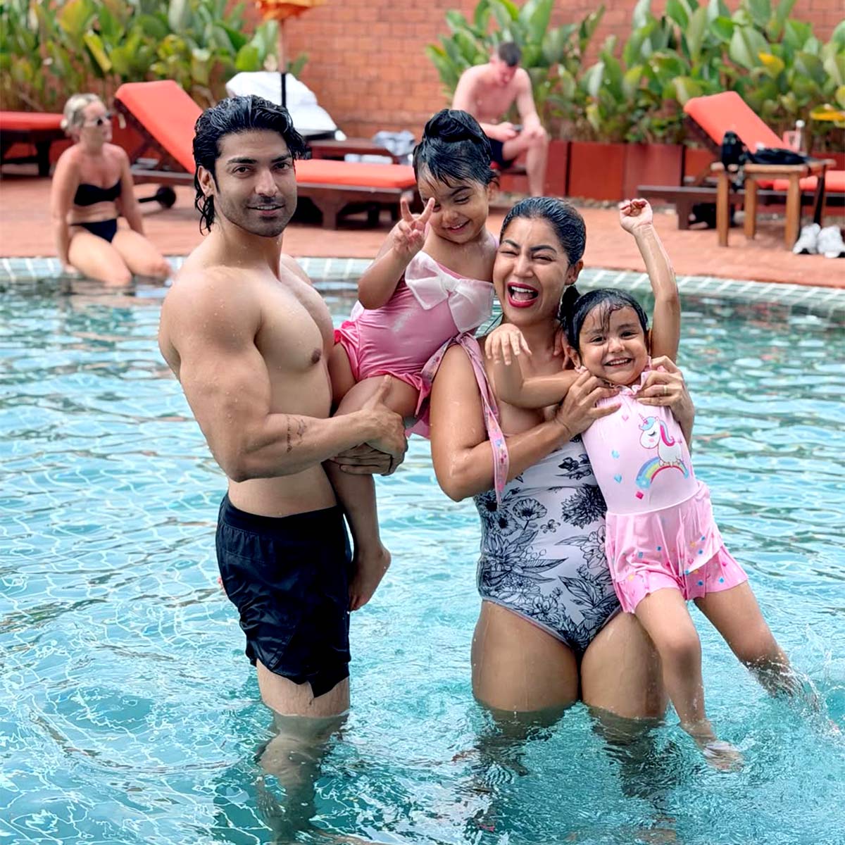 पति संग पूल में रोमांटिक हुईं देबिना बनर्जी