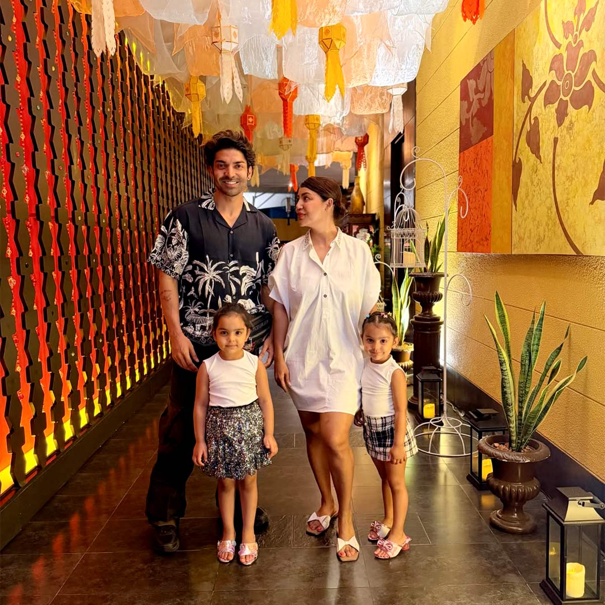 पति संग पूल में रोमांटिक हुईं देबिना बनर्जी