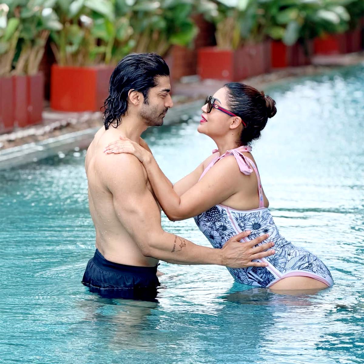 पति संग पूल में रोमांटिक हुईं देबिना बनर्जी