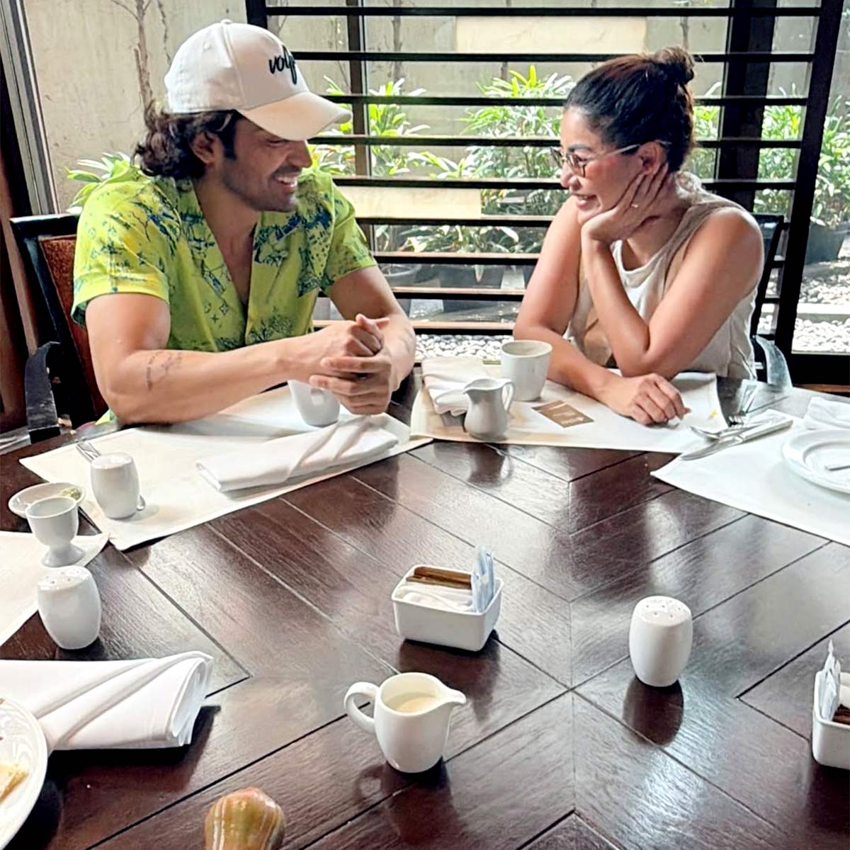 पति संग पूल में रोमांटिक हुईं देबिना बनर्जी