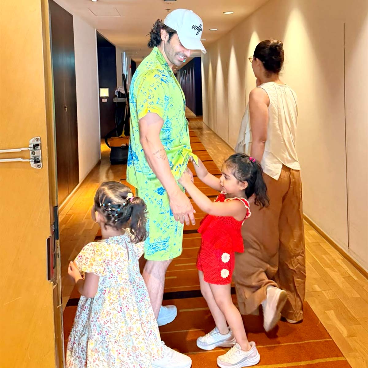 पति संग पूल में रोमांटिक हुईं देबिना बनर्जी