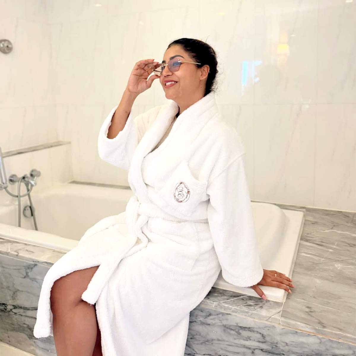 पति संग पूल में रोमांटिक हुईं देबिना बनर्जी