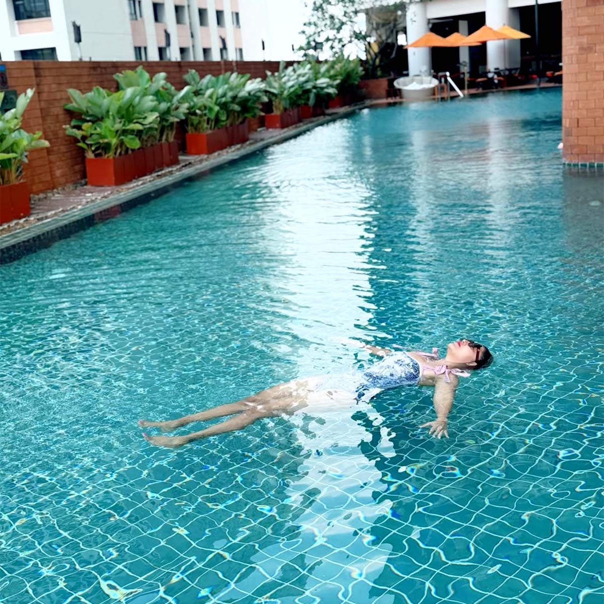 पति संग पूल में रोमांटिक हुईं देबिना बनर्जी