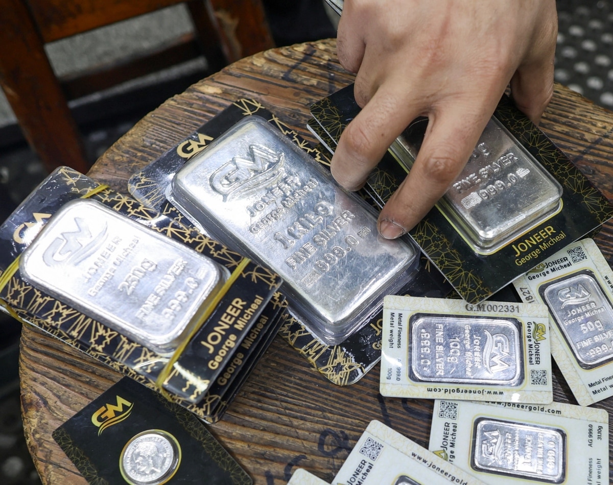 चांदी 5500 रुपये सस्ती हुई 