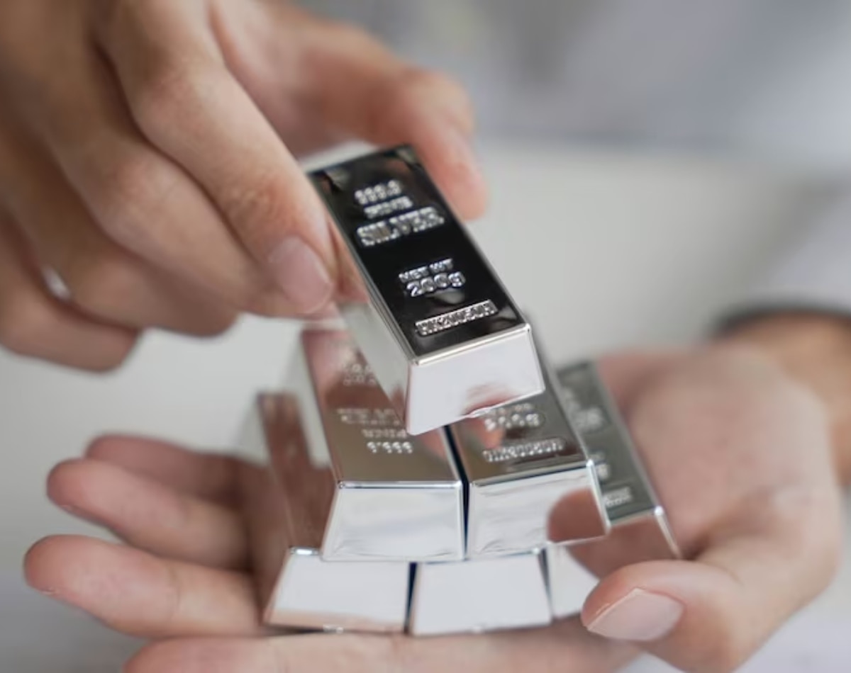 हाई से इतना टूट चुकी चांदी 