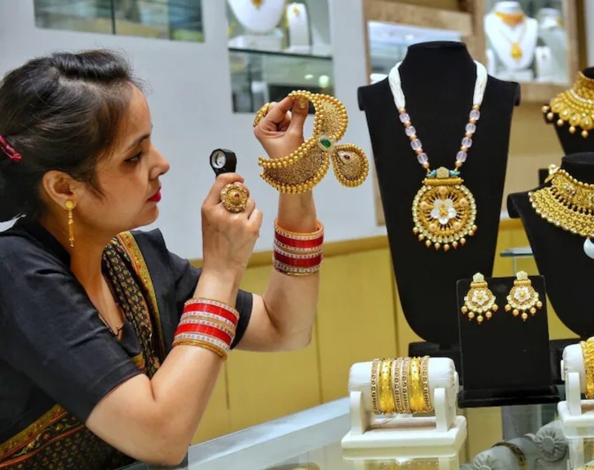 घरेलू मार्केट में कितना गिरा भाव?