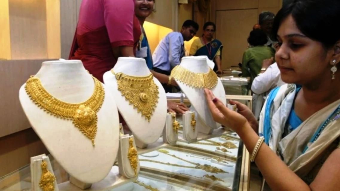 2 महीने से सोने-चांदी में गिरावट