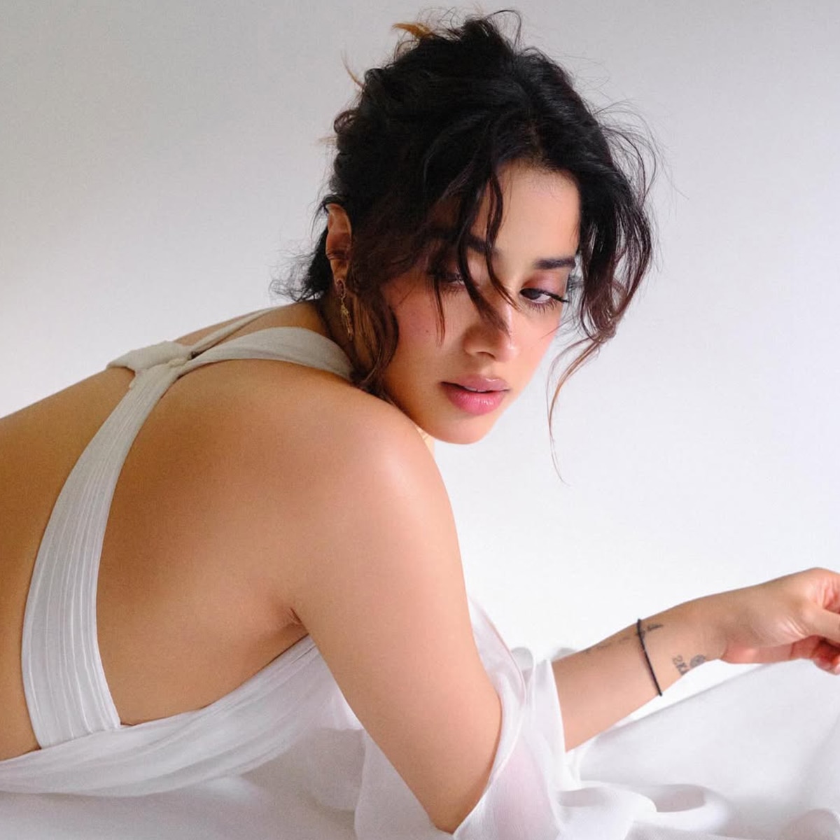 janhvi kapoor bold look