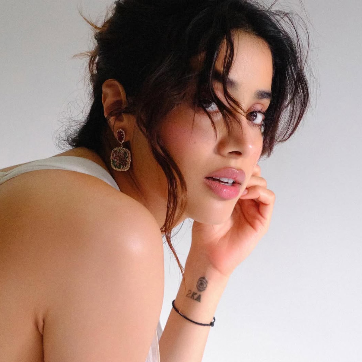 janhvi kapoor bold look
