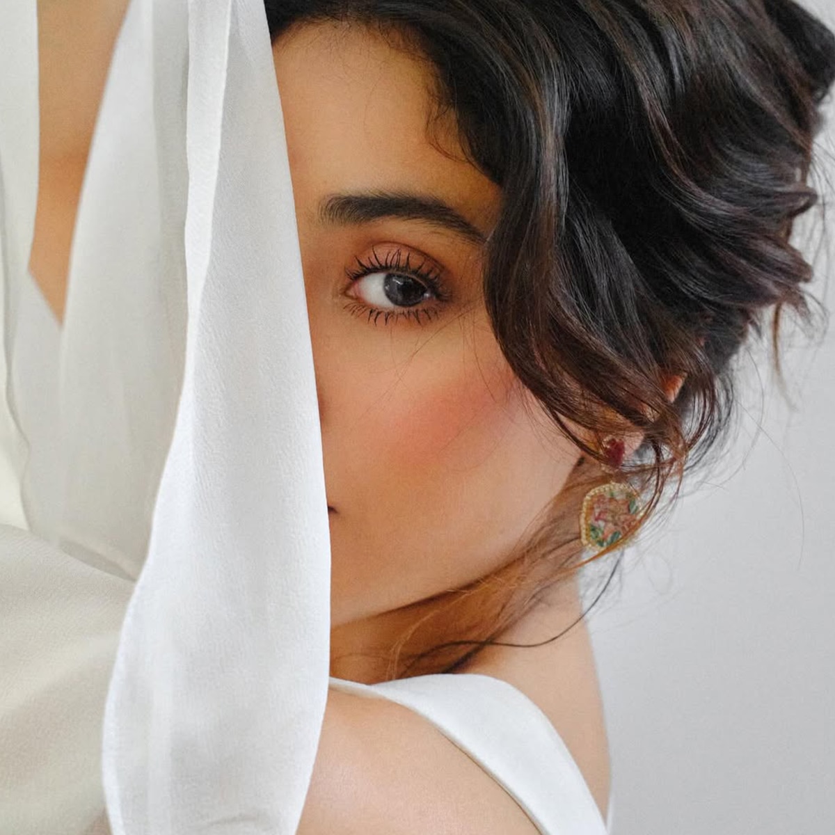 janhvi kapoor bold look