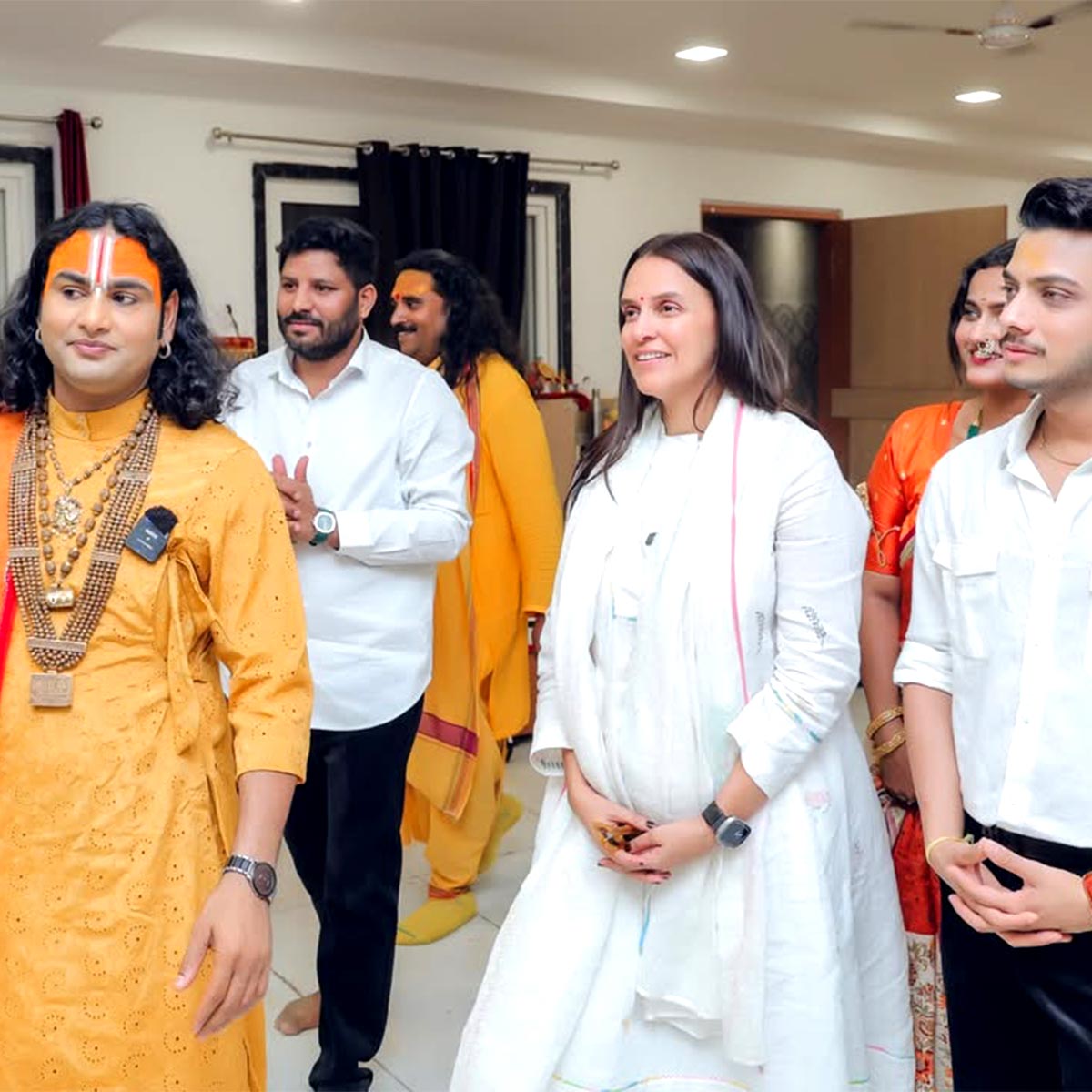 अनिरुद्धाचार्य के आश्रम में नेहा धूपिया