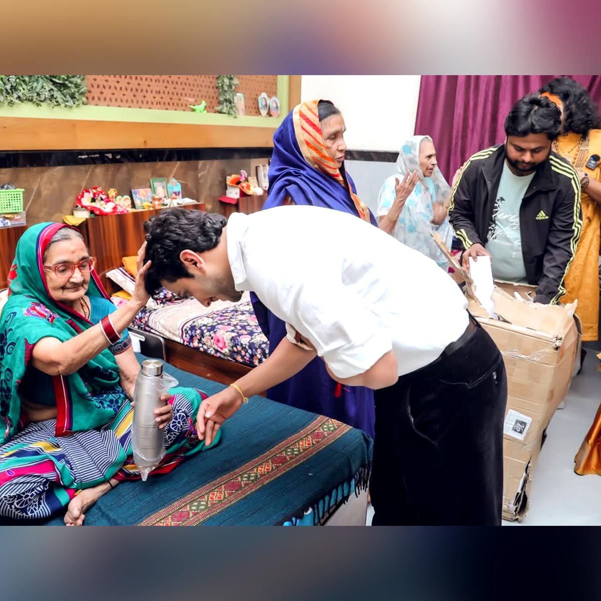 अनिरुद्धाचार्य के आश्रम में नेहा धूपिया