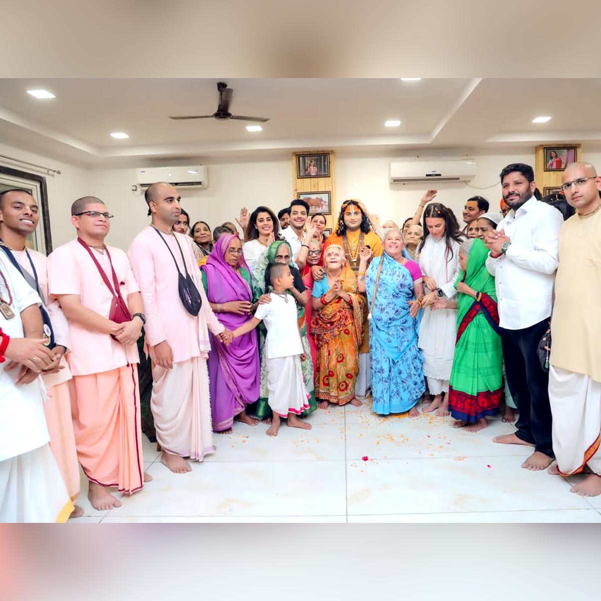 अनिरुद्धाचार्य के आश्रम में नेहा धूपिया