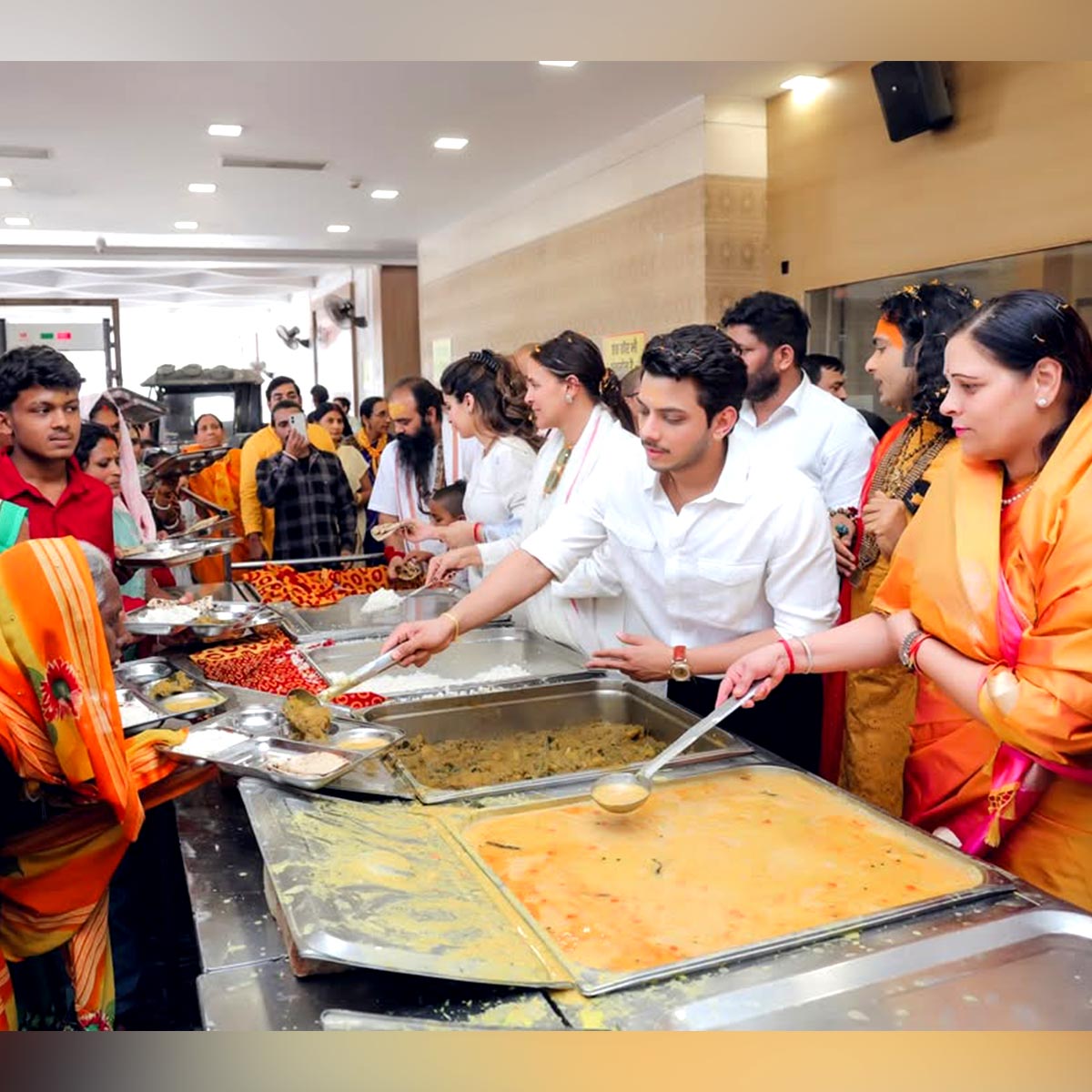 अनिरुद्धाचार्य के आश्रम में नेहा धूपिया