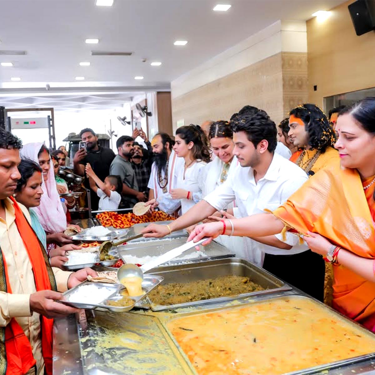 अनिरुद्धाचार्य के आश्रम में नेहा धूपिया