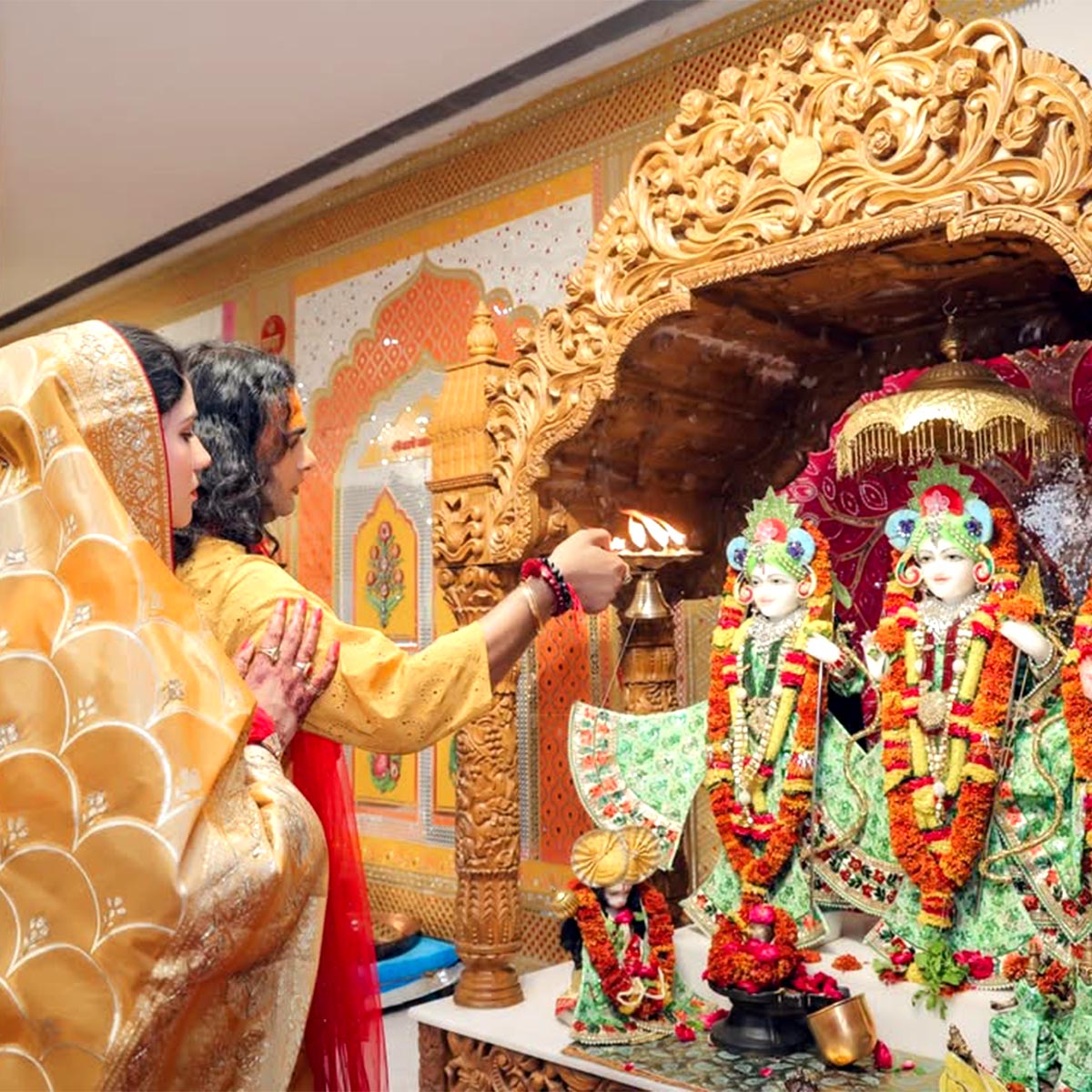 अनिरुद्धाचार्य के आश्रम में नेहा धूपिया