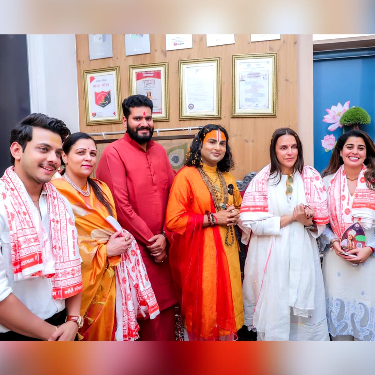 अनिरुद्धाचार्य के आश्रम में नेहा धूपिया