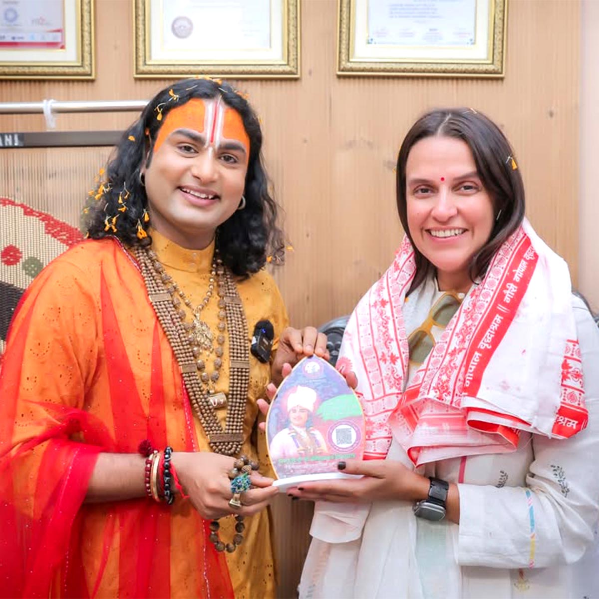 अनिरुद्धाचार्य के आश्रम में नेहा धूपिया