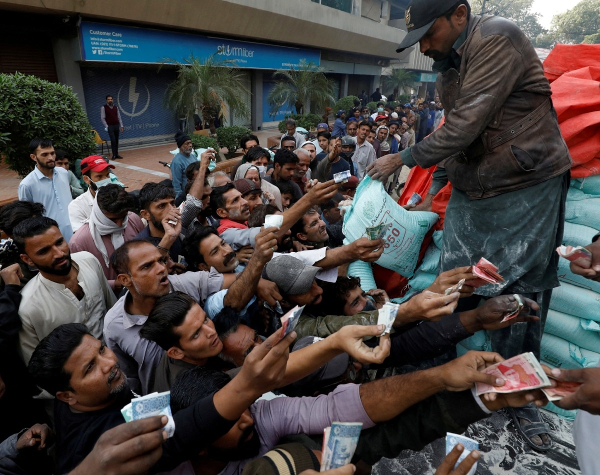 तीसरा संकट: महंगाई की पड़ने लगी मार 