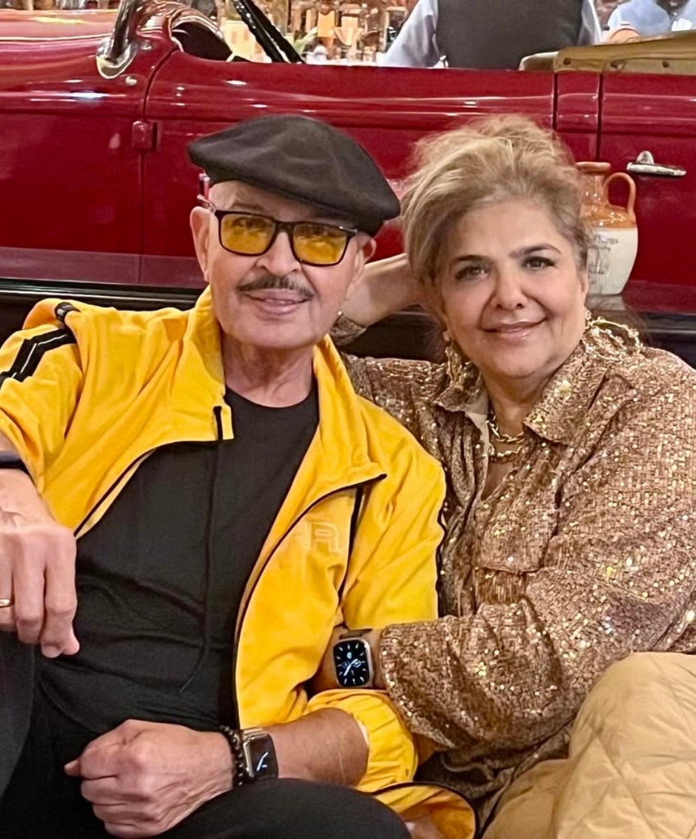 ऋतिक रोशन के पेरेंट्स की शादी को 55 साल पूरे