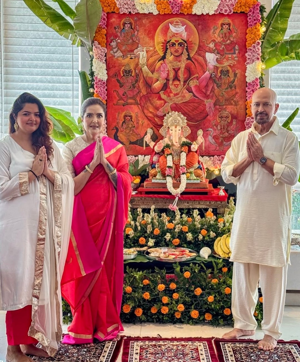 ऋतिक रोशन के पेरेंट्स की शादी को 55 साल पूरे