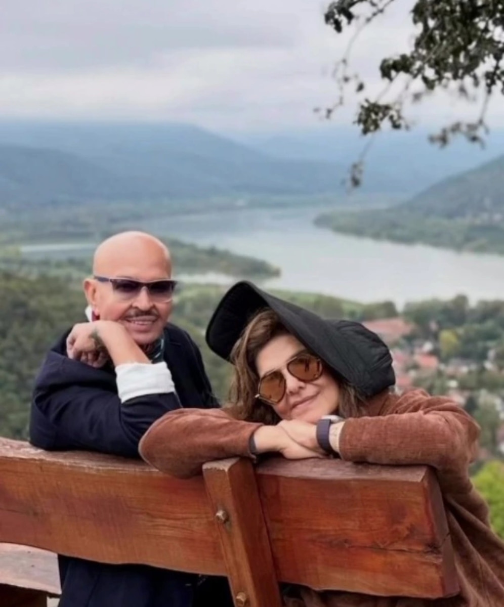 ऋतिक रोशन के पेरेंट्स की शादी को 55 साल पूरे