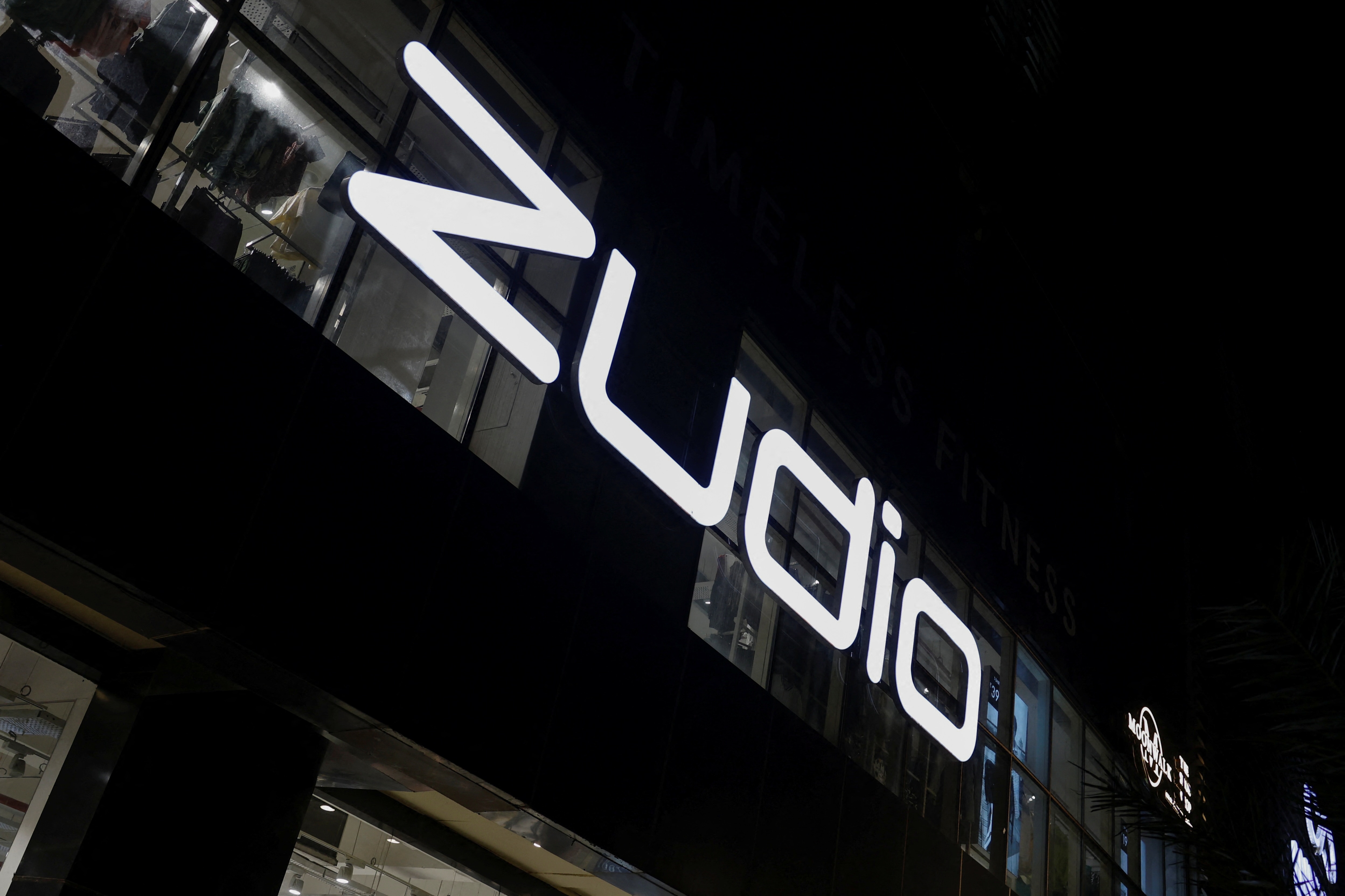 देशभर में 1000 करीब स्टोर्स