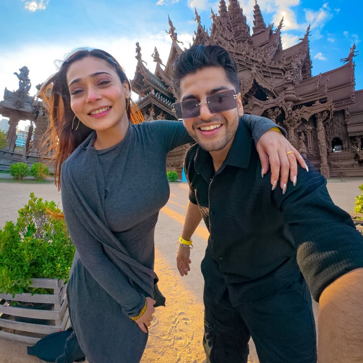 सारा खान और कृष पाठक ने दूसरे धर्म में रचाई शादी