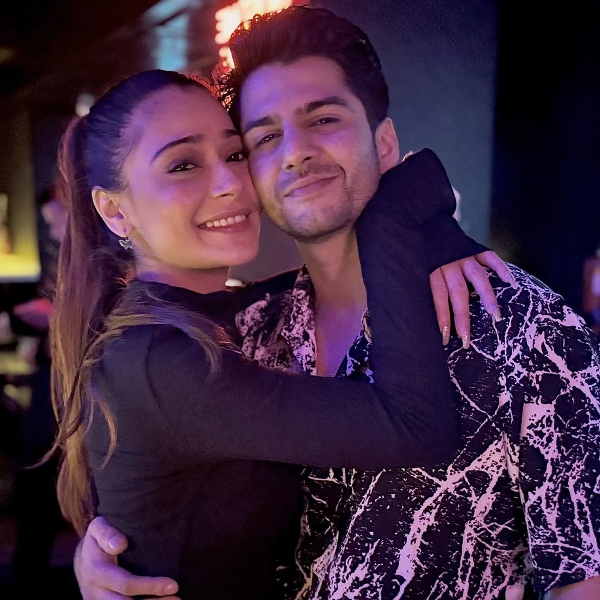 सारा खान और कृष पाठक ने दूसरे धर्म में रचाई शादी