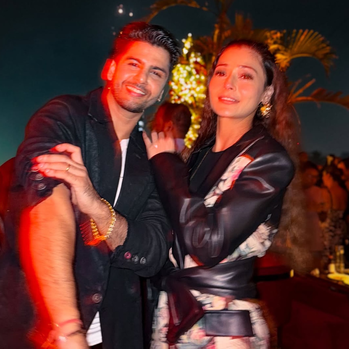 सारा खान और कृष पाठक ने दूसरे धर्म में रचाई शादी