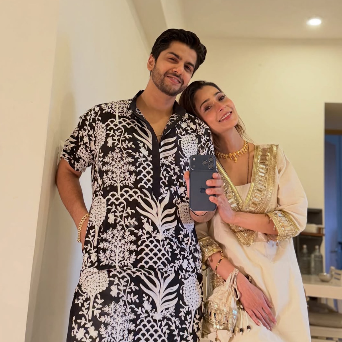 सारा खान और कृष पाठक ने दूसरे धर्म में रचाई शादी