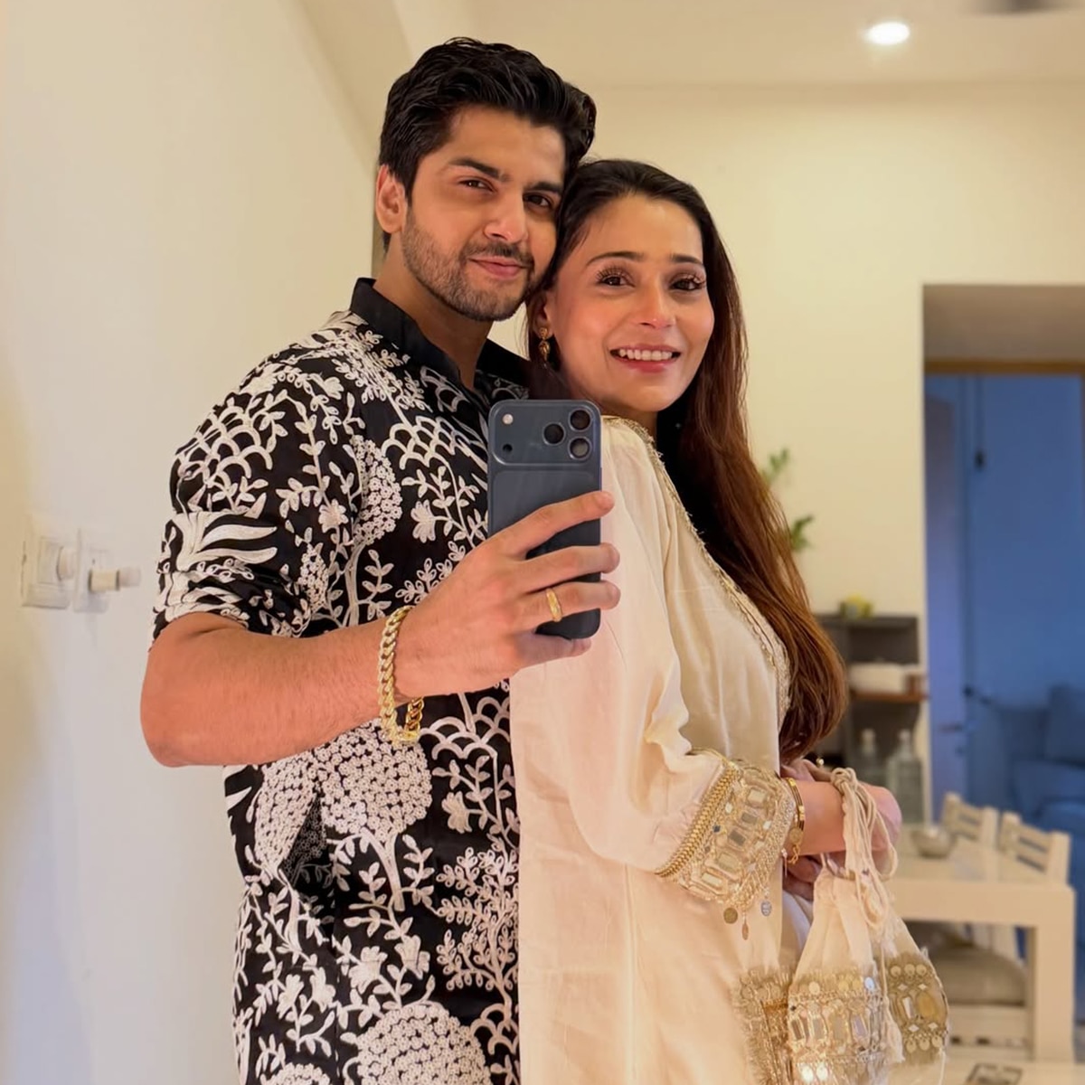 सारा खान और कृष पाठक ने दूसरे धर्म में रचाई शादी