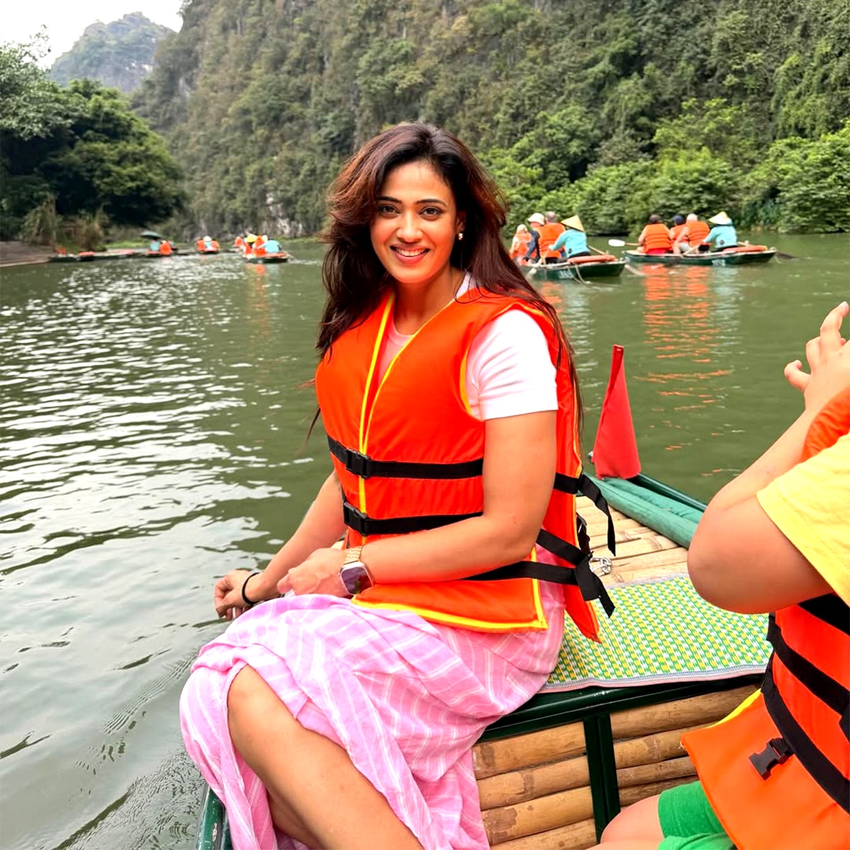 बोल्ड लुक में छाईं श्वेता तिवारी