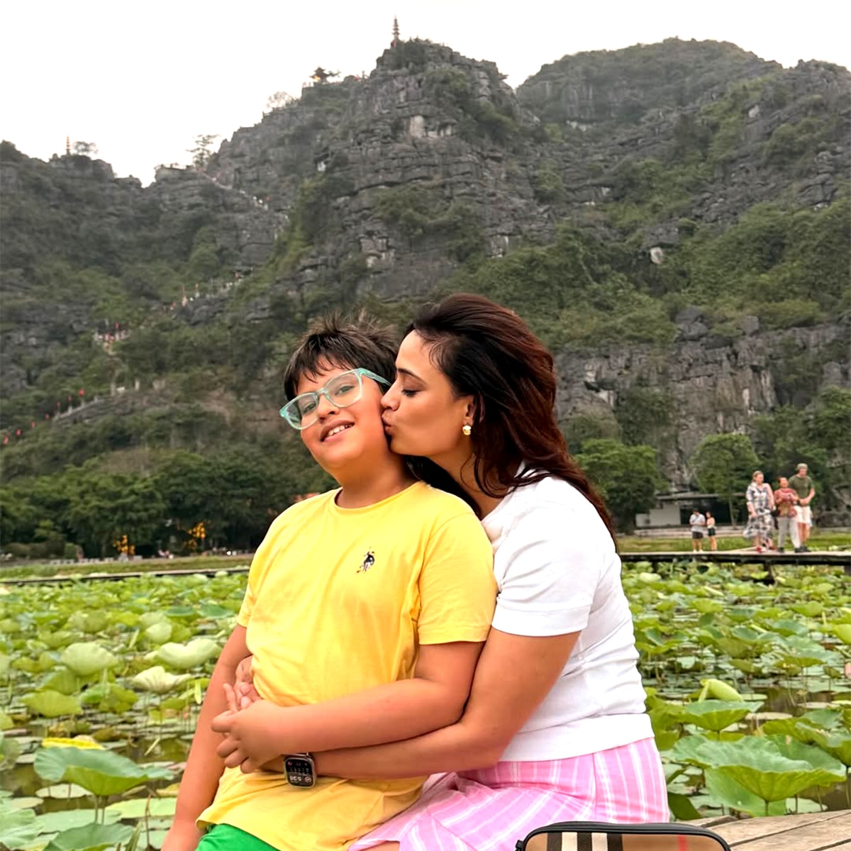 बोल्ड लुक में छाईं श्वेता तिवारी