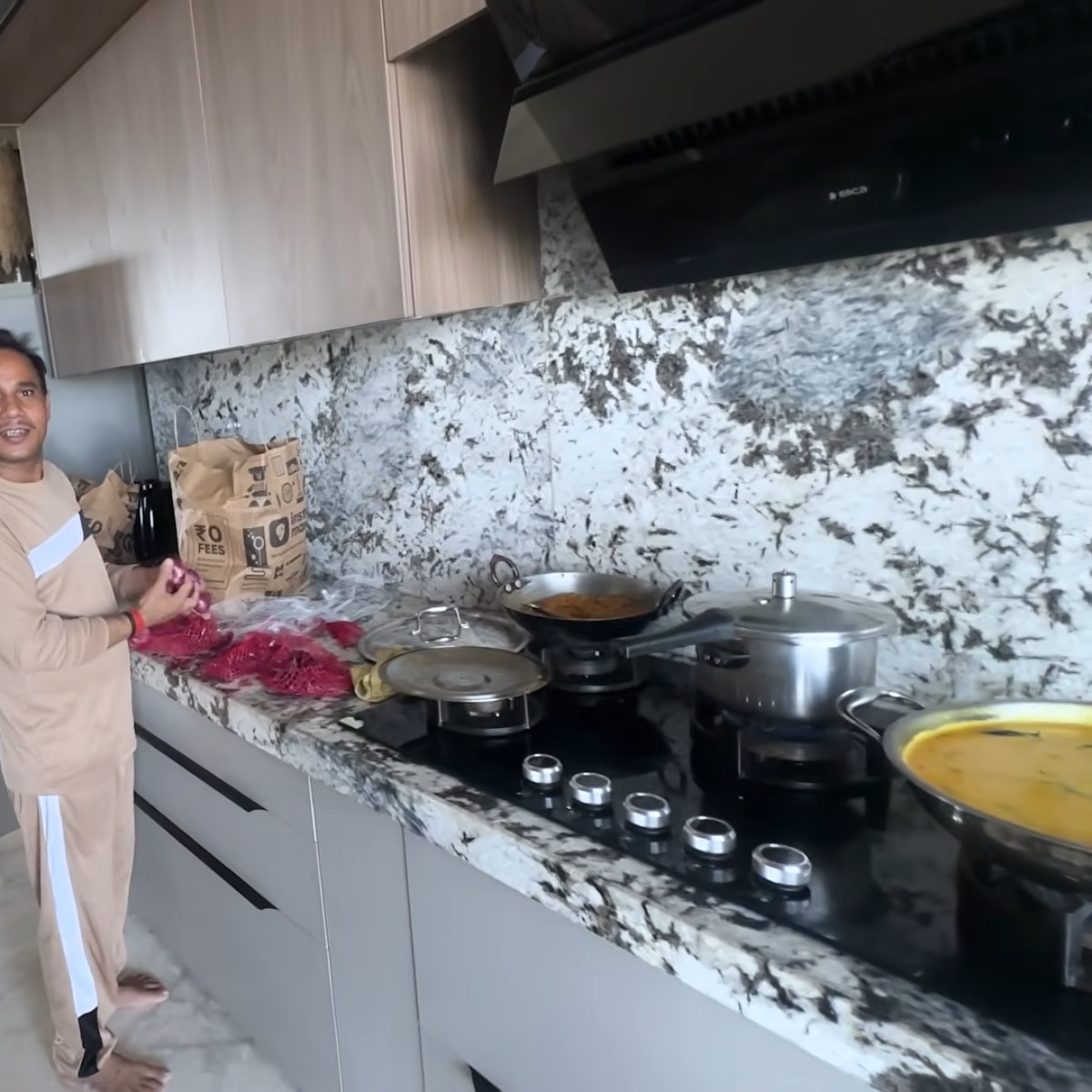 राज महल से कम नहीं तेजस्वी प्रकाश का घर