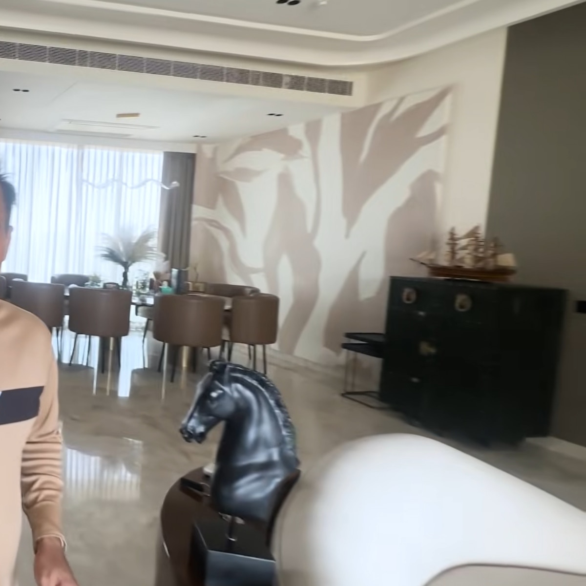 राज महल से कम नहीं तेजस्वी प्रकाश का घर