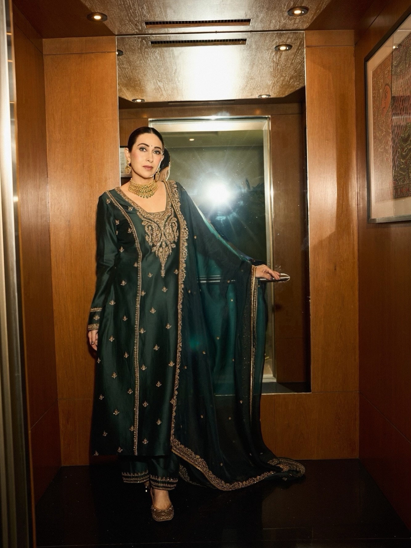 Karisma Kapoor makeup