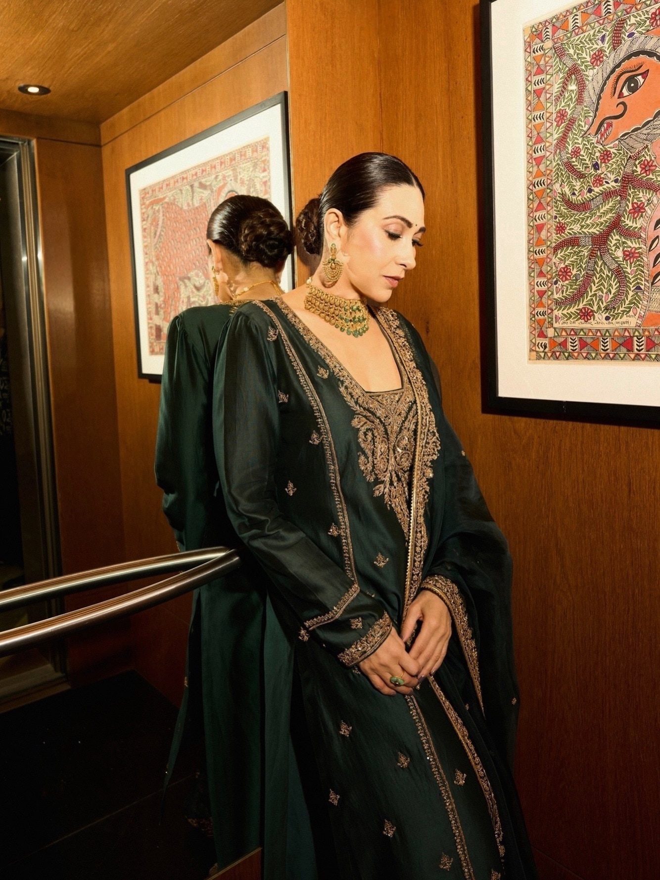 Karisma Kapoor suit 