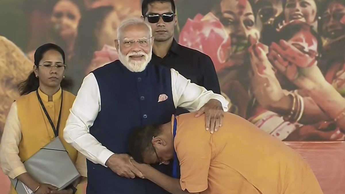 शपथ समारोह में शुभेंदु सरकार ने पीएम मोदी से लिया आशीर्वाद. (Photo: PTI)