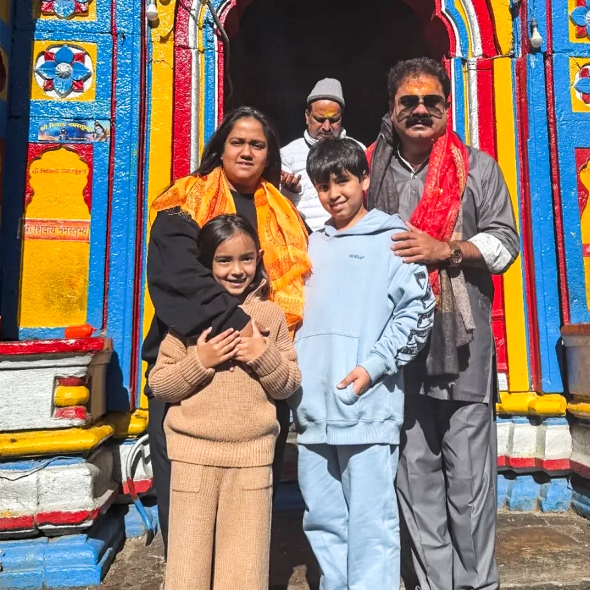 दोनों बच्चों संग केदारनाथ पहुंचीं सलमान खान की बहन अर्पिता 