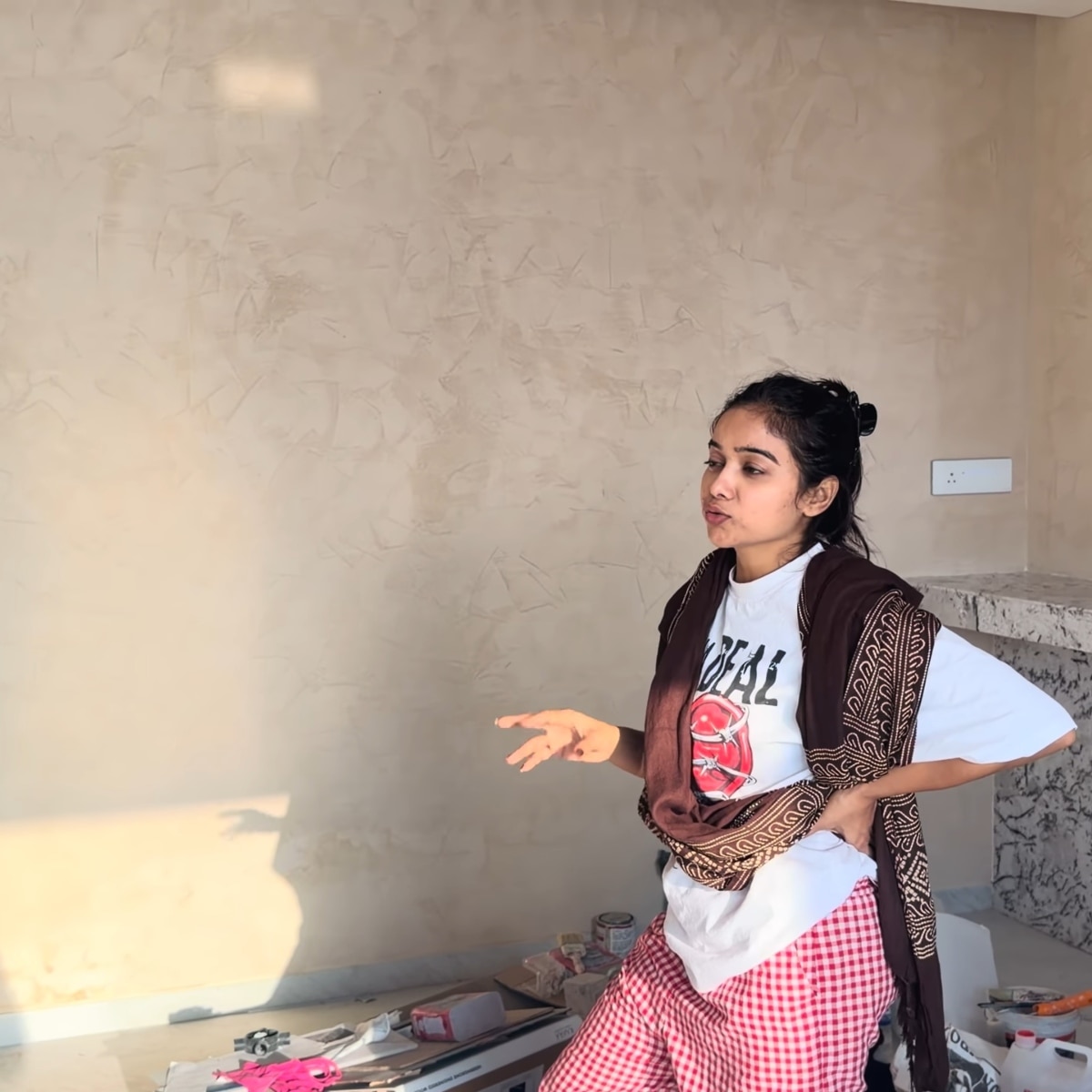 एक साल से बन रहा मनीषा रानी का घर, हुईं परेशान