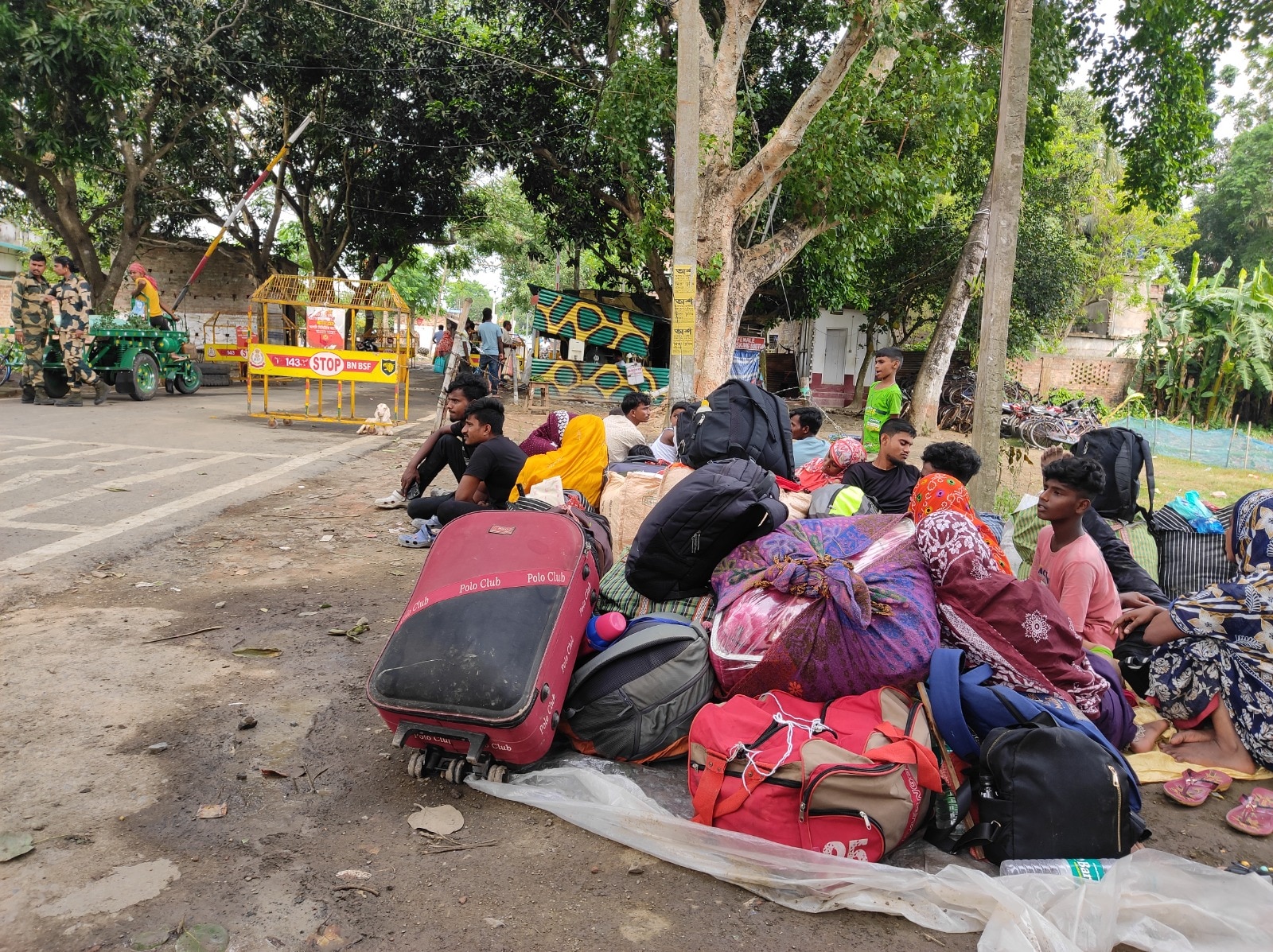 बॉर्डर चेकपॉइंट के पास जमा हुई भारी भीड़