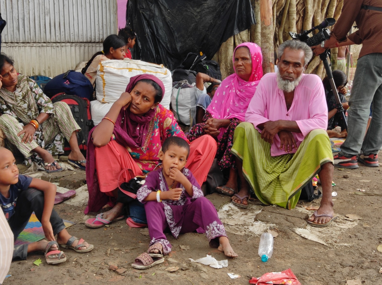 अपने वतन लौट रहे अवैध बांग्लादेशी प्रवासी