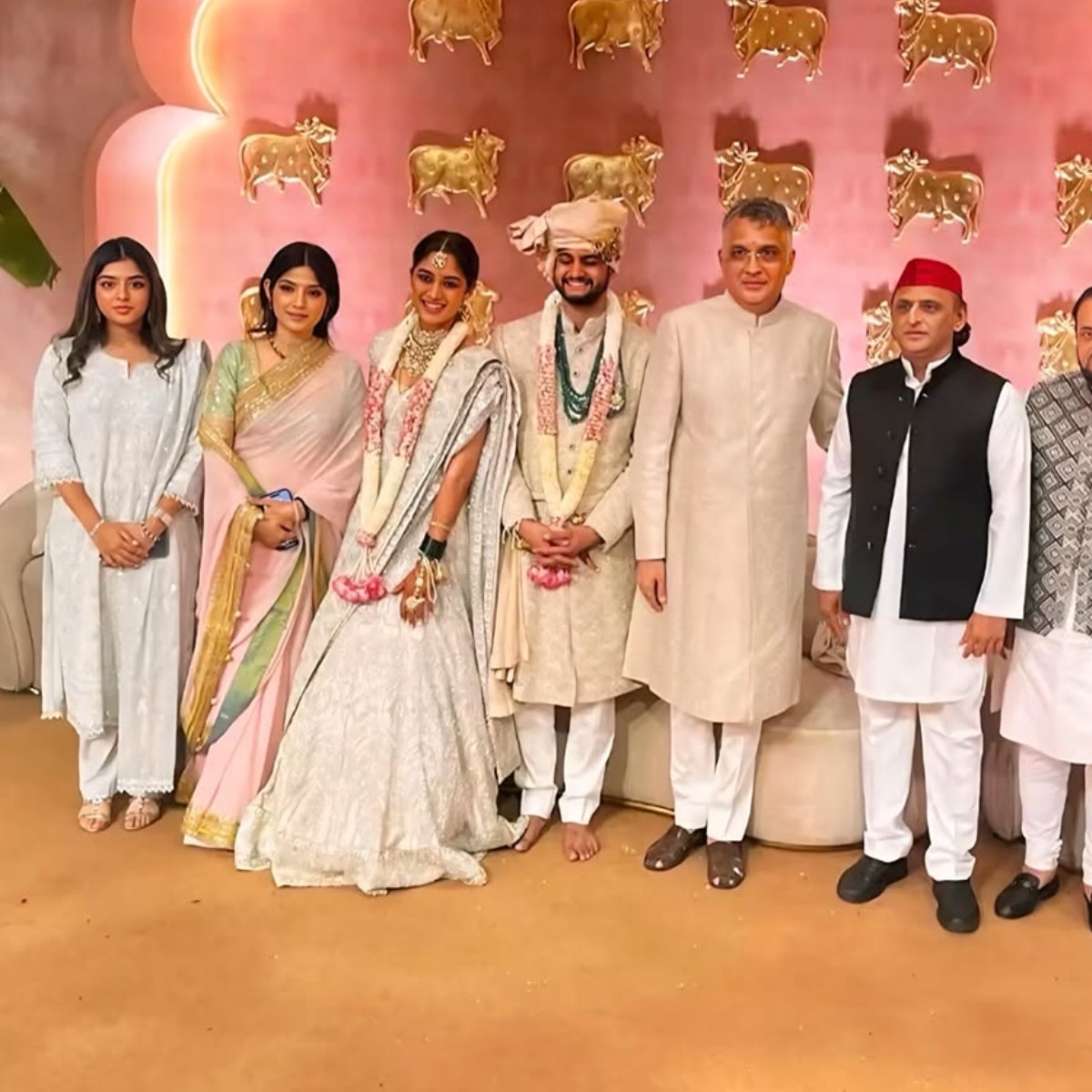 रेवती सुले की शादी में अखिलेश यादव अपने परिवार के साथ. (Photo: Instagram/@aditi_yadav_safai)