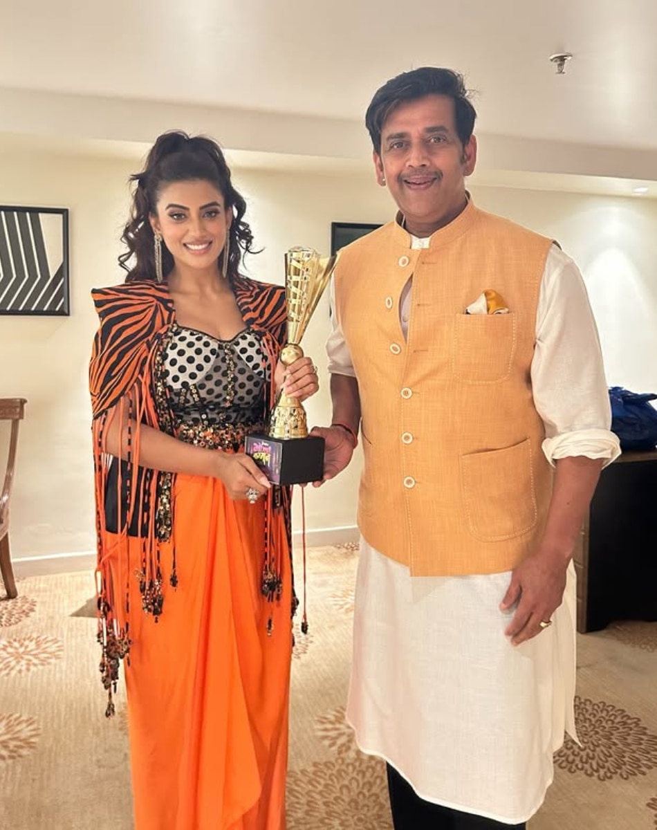 Akshara singh got emotional touches ravi kishan feet