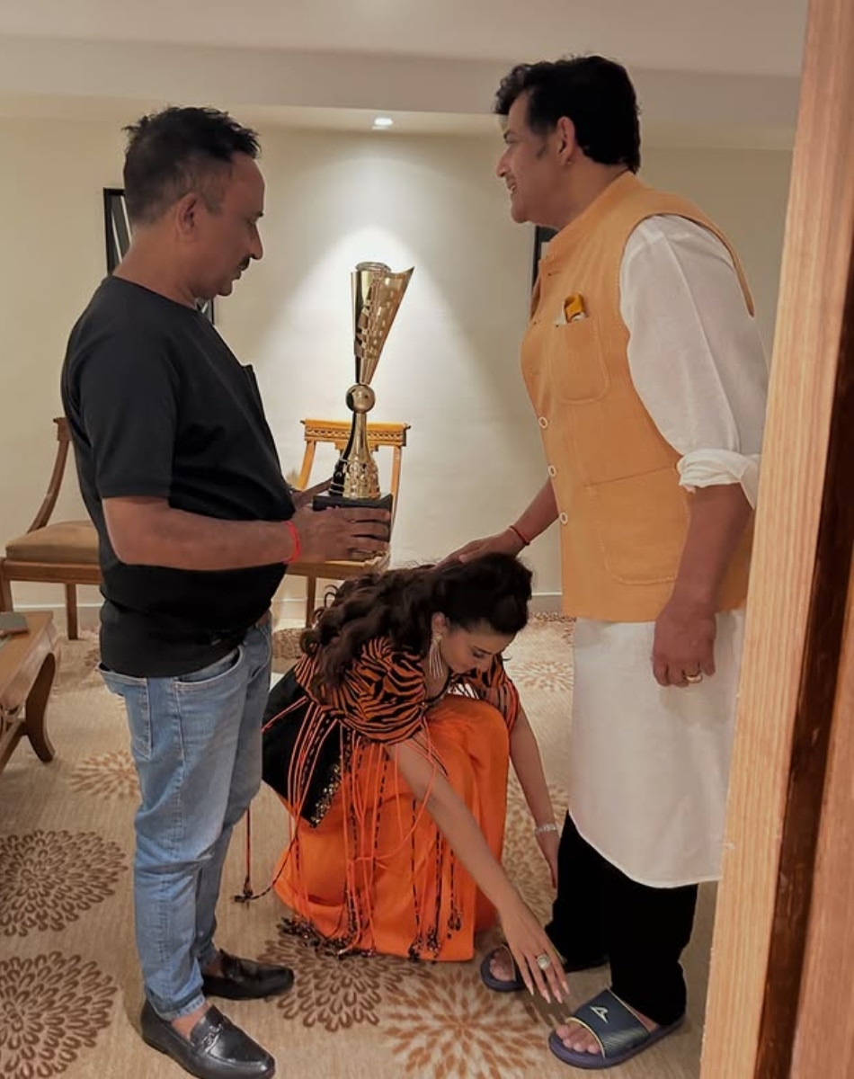 Akshara singh got emotional touches ravi kishan feet