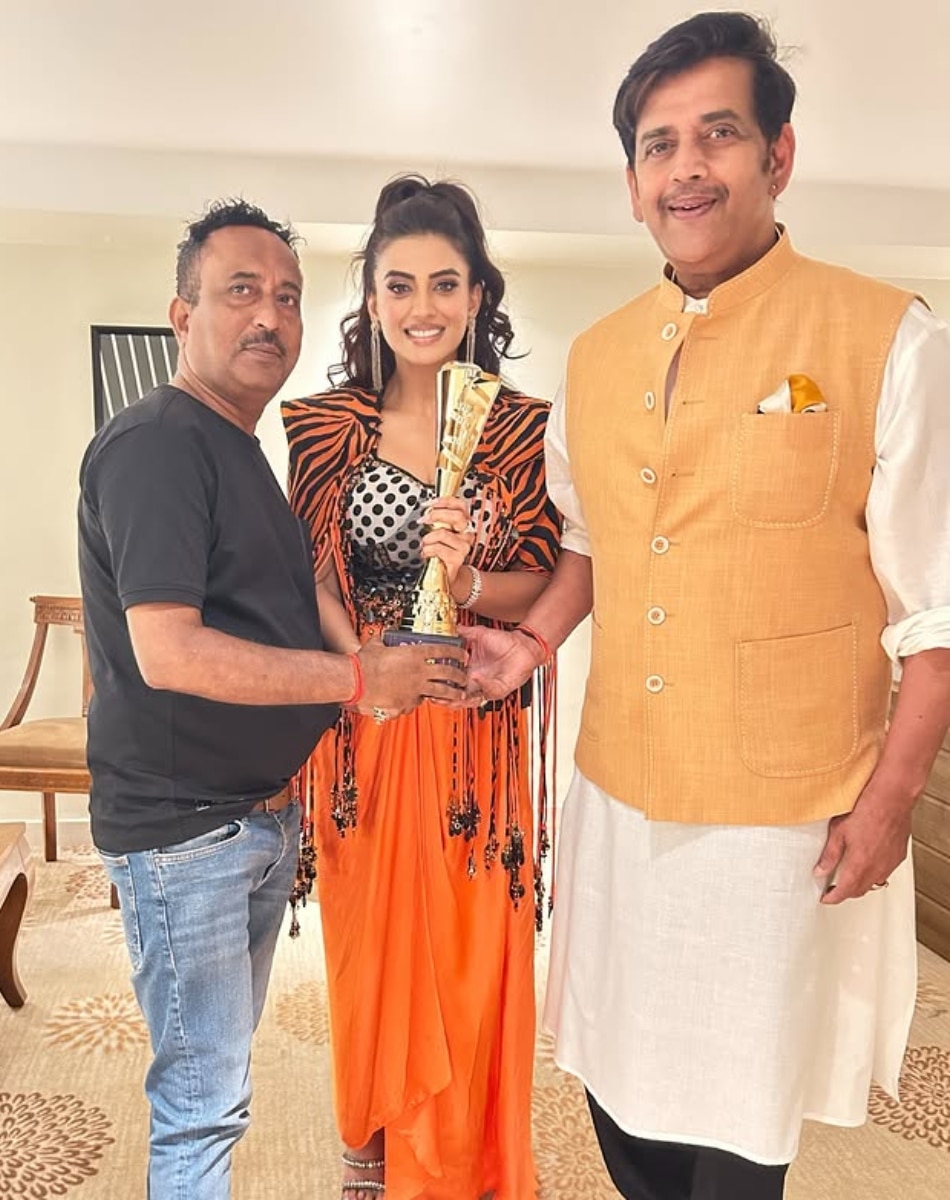 Akshara singh got emotional touches ravi kishan feet